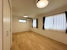 ■2階約10帖の洋室は家族構成やライフスタイルなどの環境の変化に合わせて2部屋にも変更出来ます（要工事費用）