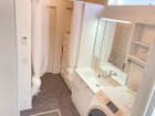 【洗面スペース】多くの収納を設けたシャワー付洗面台で快適な暮らし
