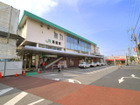 東日本旅客鉄道（JR東日本）の常磐線を走行する常磐緩行線、武蔵野線（馬橋支線）、流鉄の流鉄流山線の2社3路線が乗り入れ、接続駅となっている。現在の東口側は駅開業以来の古い商店街が存在する。