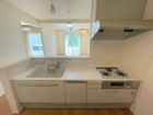 食洗器付きの人工大理石の天板キッチン