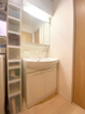【洗面】清潔感のある白を基調とした洗面室。シャワー水栓・三面鏡裏収納付きです