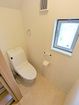 【1Fトイレ】清潔感があり、温水洗浄便座付のトイレ。壁付リモコンで操作もラクラク！