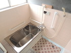 【1階浴室】自動湯はり・追炊き機能付き。手すり付きでバスタブへの出入りの際に安心感があります