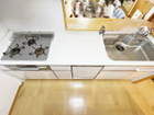 キッチンはお手入れ簡単なフラットトップの３口コンロ。嬉しい食洗器付きです。（2023年11月撮影）