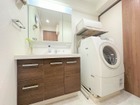ドラム式洗濯機の配置も可能なゆったりとした洗面所です。化粧台もゆったりサイズで蛇口は壁面に設置されているので、お掃除の手間を省きます。