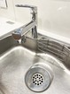 ■キッチンの水栓は浄水器一体型シャワー水栓採用！また簡単に生ごみの処理のできるディスポーザーも付いています。