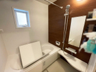 浴室乾燥機付きで快適なバスタイムが過ごせるユニットバスは効率的な換気の出来る窓付き