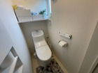 トイレットペーパーが収納出来る壁面収納付き1階トイレ