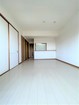 家族と過ごす時間を大切にした住空間！白を基調としたお部屋は空間を明るく見せてくれます。