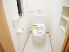 ウォシュレット機能付き1階トイレはトイレ用品が収納出来る壁面収納付き