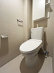 ■トイレは壁面収納棚付き。すっきりとした清潔感のある空間に