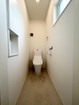 【トイレ】フチレス形状でお掃除しやすい節水トイレ。各階にトイレがあり、階段移動することなく使えて便利です