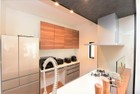 リビングが見渡せる開放的な対面キッチン。造り付のカップボードはリビングの雰囲気にマッチしたデザイン室内（2024年4月）撮影