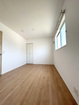 【居室】2ドア1ルームの10.2帖洋室！間仕切り壁対応で工事を行うことで部屋数を増やせます！（要工事費用）
