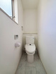 【2階トイレ】温水洗浄機付で快適なレストルーム。