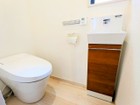 トイレ（1階）白を基調とした清潔感のある落ち着いた空間です