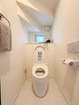 【トイレ】階段下を利用した1階トイレ。タンクレスですっきりとした印象、お掃除がらくらくです！手洗い水栓あります！