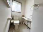 １階トイレ。温水洗浄便座付。手洗いカウンター付きで、衛生的な空間です。