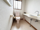 ２階トイレ。温水洗浄便座付。手洗いカウンター付きで、衛生的な空間です。
