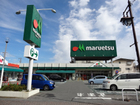 マルエツ蒲生店（900ｍ）営業時間：あさ9時～よる9時。関東地方に展開するスーパーマーケットチェーンである。 食品スーパーマーケットとしては国内最大規模の店舗数、売上高、利益を誇る。