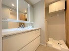 【洗面室】細かい収納スペースを確保した洗面室で、広々と使える独立洗面台を造作しています！