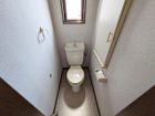 【2Fトイレ】白を基調とした清潔感のあるトイレ