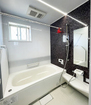 【浴室】浴室は落ち着きのあるアクセントパネルで高級感あふれる仕様となっております！