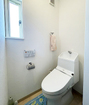 【1階トイレ】清潔感のある白を基調としたトイレ
