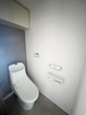 トイレには快適な温水洗浄便座付き。