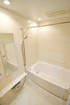 【バスルーム】ホワイトで統一された広がりを感じさせる浴室。