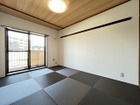 6畳の和室は琉球畳に貼り替え、和室の落ち着いた雰囲気とスタイリッシュな印象があります。