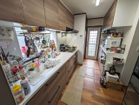 【キッチン】吊戸棚があり収納たっぷりのキッチンには、造り付けの食器棚もあります。