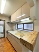 ■採光・換気にも有効な出窓のあるキッチン！吊戸棚収納・床下収納も完備でスッキリした空間を保てます。