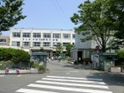 瀬崎小学校。学校教育目標/心豊かでたくましい子。昭和42年4月1日創立。