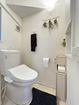 （1階トイレ）白を基調とした清潔感のある空間です。（2024年6月撮影）