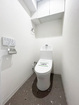 トイレは収納棚、温水洗浄便座付です。