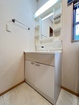 【洗面】シャワー水栓付き洗面化粧台、鏡サイドに洗面小物を置ける棚があります