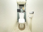 【1階トイレ】清潔感があり、快適なレストルーム。1階と2階に設置されています。