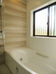 効率的な換気の出来る窓の付いた明るい浴室
