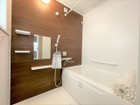 【浴室】アクセントパネル付きのおしゃれなバスルームです！