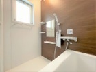 【浴室】窓付きの明るいバスルームです！