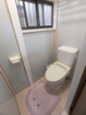 【トイレ1F】清潔感があり、温水洗浄便座付きのトイレ。便座を温める暖房機能付で寒い季節も快適に使えます。