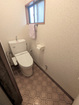 【トイレ2F】温水洗浄機付で快適なレストルームは、1階と2階に設置されていますので忙しい朝も安心です。