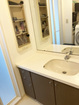 大きな鏡が付いた洗面化粧台は収納スペースも豊富です。