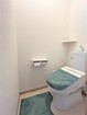 （2階トイレ）白を基調とした清潔感のある空間です。（2024年7月撮影）