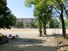 草加小学校。明治初期開校、地域に根付く小学校