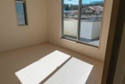 2階8畳の洋室は主寝室としてもお使い頂けるお部屋です。日当たりが良く暖かいですよ～！