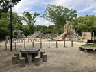 東京ドームの約3.2倍広さをもつという都市計画公園です。広々とした公園内には、修景池やフィールドアスレチックなどがあり、様々な体験をすることができます。