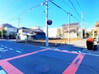 【前面道路を含む現地写真】小学校まで徒歩5分、保育園・幼稚園が徒歩10分圏内に点在します。スーパーまで徒歩8分など、生活利便施設も身近に揃う住環境です。※2024年11月撮影